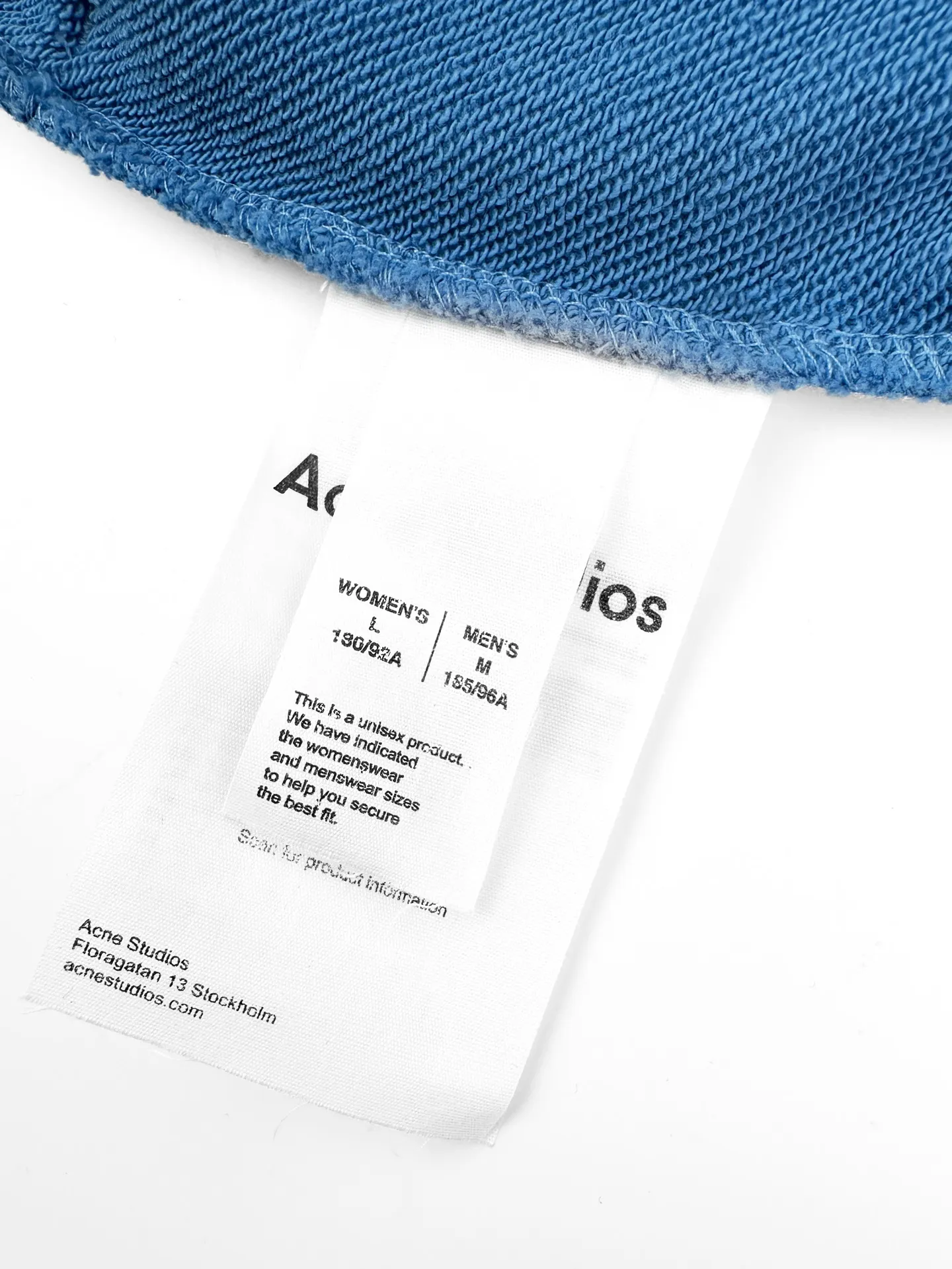 Acne Studios spray-painted distressed logo baseball collar jacket, custom-ordered soft velvet fleece, crisp and smooth, skin-friendly and soft, cornflower blue like clear sky velvet, matte matte flow, warm and luxurious light, showing high-end restrained texture. Classic baseball collar zipper jacket has a neat and noble silhouette. Dropped shoulders are cut for stretch and casualness. Close-woven ribbing shows craftsmanship details. Acne Studios logo printing on the chest. The brand heritage is engraved with Retro sports aesthetics. It is unassuming but highly recognizable. It is a subtle blend of Nordic minimalist style and Retro sports style. It is low-key and elegant with its own aura. Process 1: Adopt glue printing process. The chest printing has been modified three times by the film screen. Use glue liquid paint to print the pattern on the fabric. Bake the fabric to fix the printed pattern. Process 2: Gradient distressed spray-on process. Spray dyes of different colors on the surface of the fabric. Realize that the clothes will show rich color changes under different lights and increase the visual layering. Process 3: Many parts of the body are worn by pure manual regular positioning. Manual brush marks add texture and depth to the surface of the clothing to imitate the texture of natural wear. Process 4: The fabrics have been fermented and washed to have a better hand feel. Not easy to deform, not easy to shrink, not easy to fade, and maintain long-term beauty. Accessories: Customized 1:1 Acne zipper Customized 1:1 Acne trademark Fit: Loose fit Size: S M L XL Style: CC